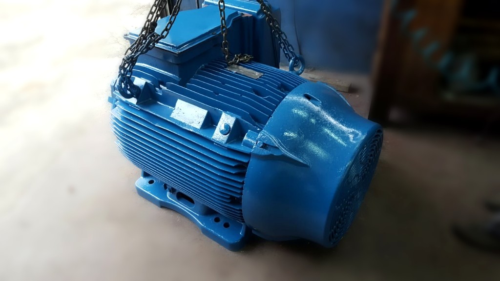Motor industrial azul após serviço