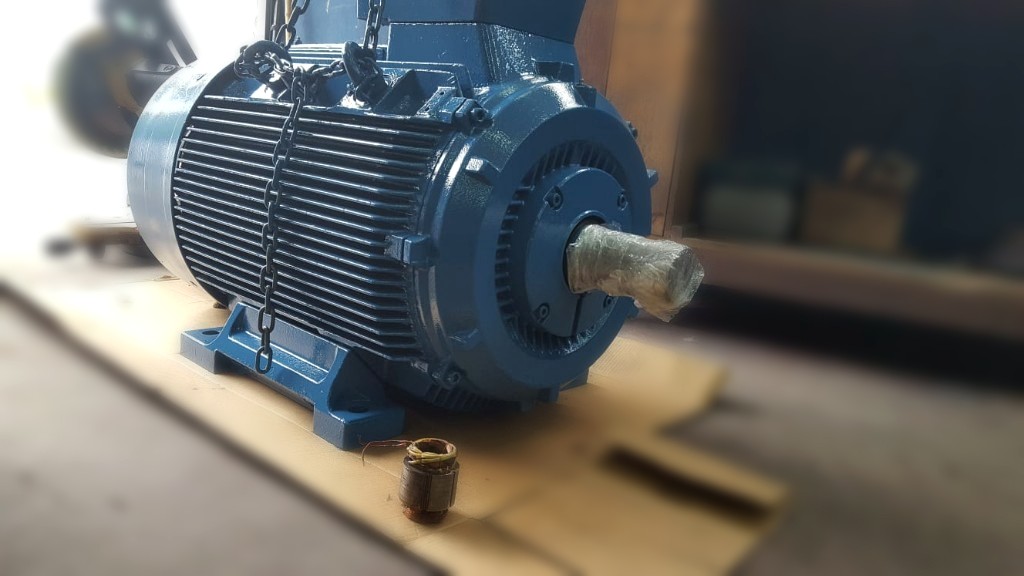 Motor azul com eixo protegido