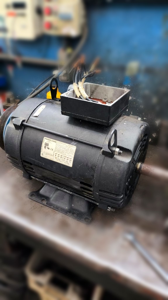 Motor em manutenção na bancada