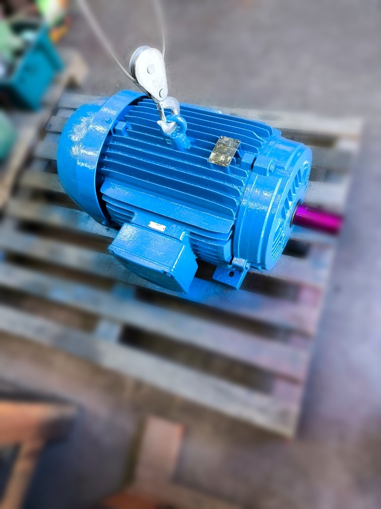 Motor azul em movimentação na oficina